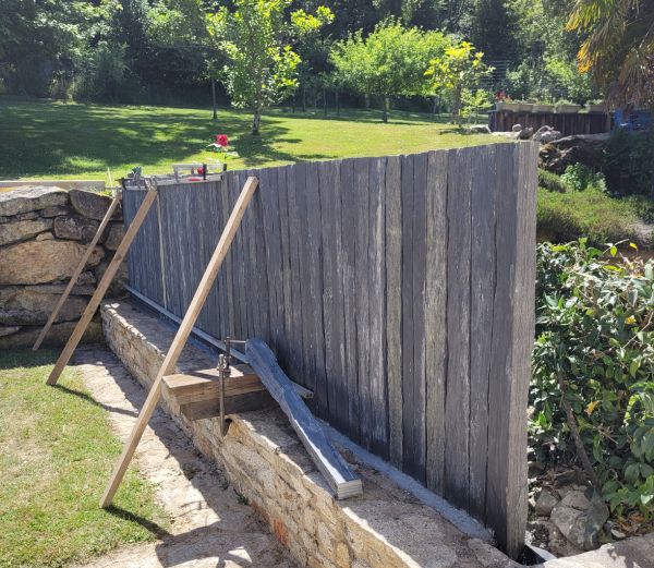 Réalisation d'une clôture en schiste en parfaite harmonie avec le jardin